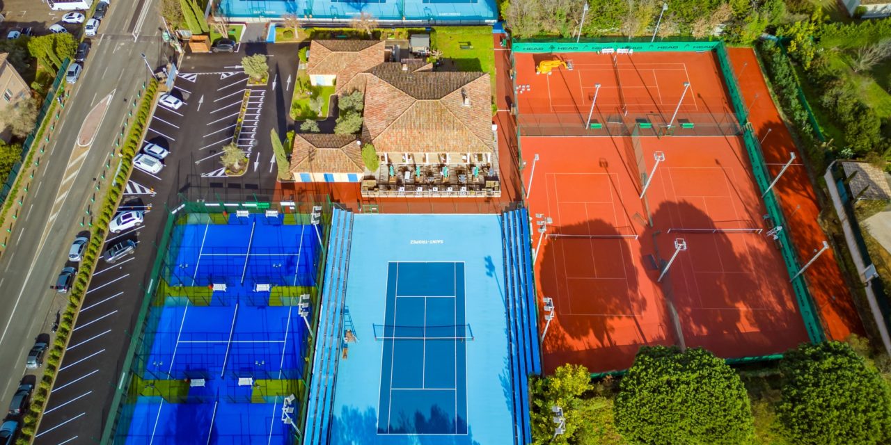 Le club-house du centre de tennis est ouvert