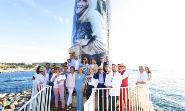 « Saint-Tropez Couleur Bleu », le phare rend hommage à Brigitte Bardot