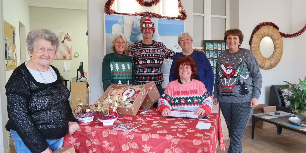 Distribution des colis de Noël à la Maison des Ainés