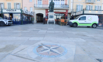 Réfection de la rose des vents située sur le port devant la statue du Bailli de Suffren