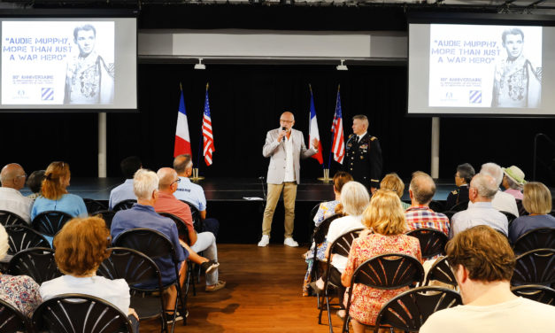 « Audie Murphy, plus qu’un simple héro de guerre », une conférence du colonel Tim Stoy de la 3e Division d’Infanterie US, accompagné de Georges Giraud, 1er adjoint